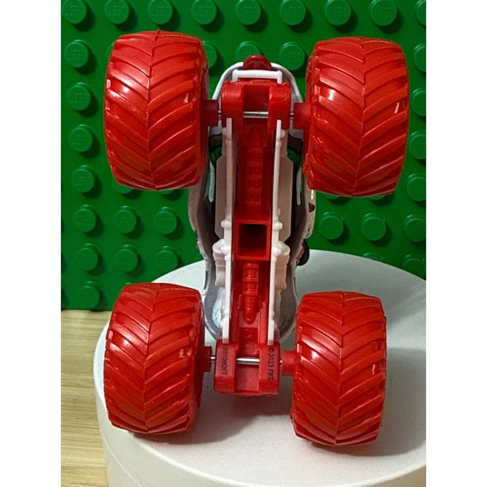 Monster Jam Monster Mutt Dalmatian 1:64 Die-Cast Truck White Red BKT Tires 2023